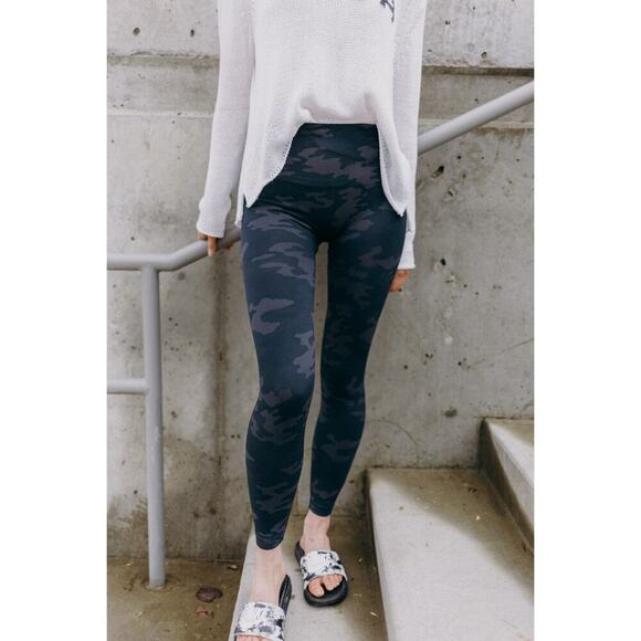 SPANX NWT Look At Me Now Dark Blue Camo Leggings Medium Active Outdoors Slimming - Picture 3 of 11